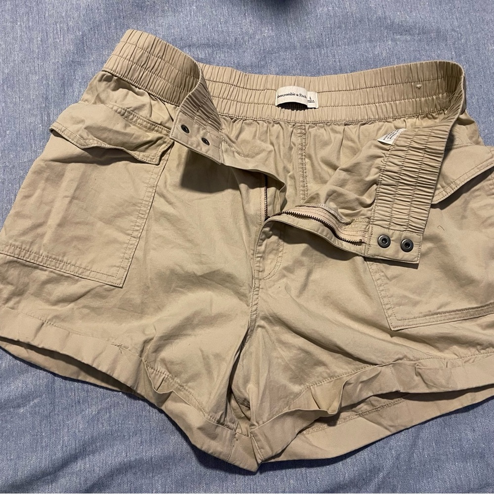Abercrombie Women's Utility Cargo Shorts - Picture 3 of 5
